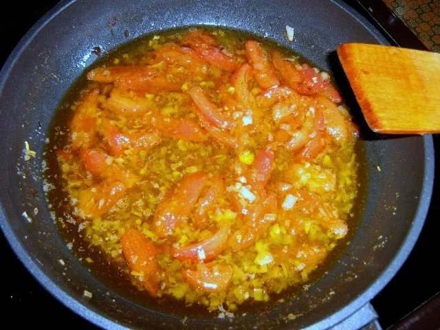 Ziegenkäsetaler in Kräuterpanade mit lauwarmem Spargelsalat und Panadeküchlein - Rezept - Bild Nr. 4