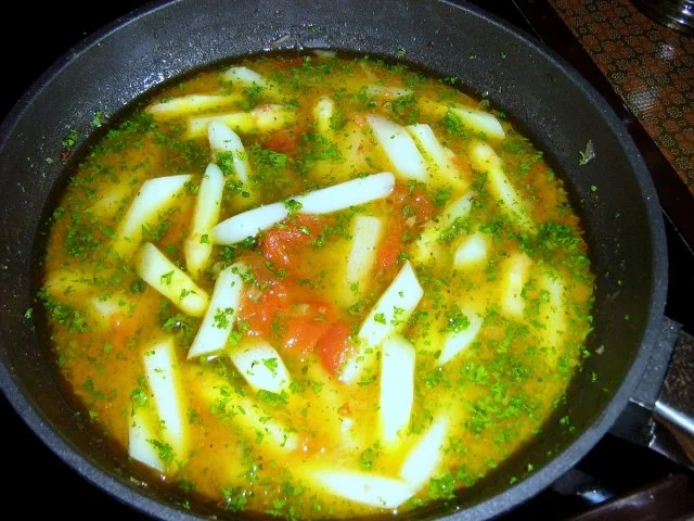 Ziegenkäsetaler in Kräuterpanade mit lauwarmem Spargelsalat und Panadeküchlein - Rezept - Bild Nr. 5