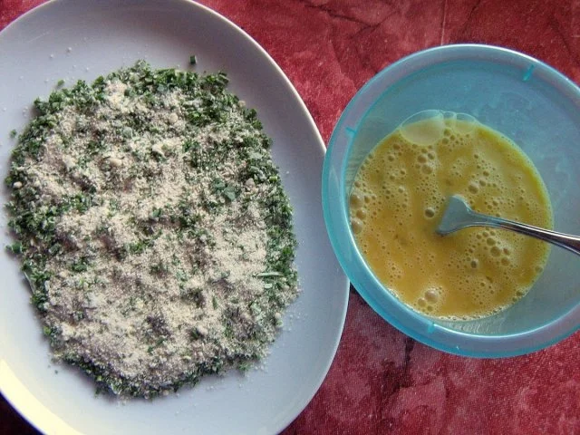 Ziegenkäsetaler in Kräuterpanade mit lauwarmem Spargelsalat und Panadeküchlein - Rezept - Bild Nr. 7