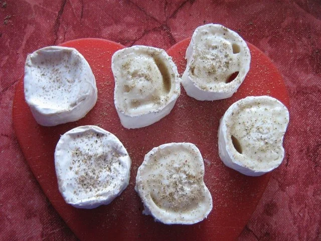 Ziegenkäsetaler in Kräuterpanade mit lauwarmem Spargelsalat und Panadeküchlein - Rezept - Bild Nr. 6