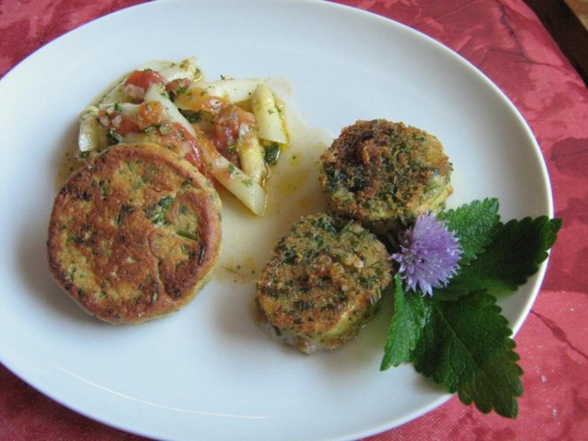 Ziegenkäsetaler in Kräuterpanade mit lauwarmem Spargelsalat und Panadeküchlein - Rezept
