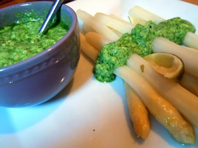 Basilikum-Petersilien-Sauce auf Ofenspargel - Rezept