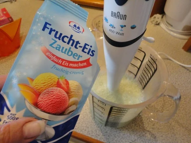 Zitronenmelissen-Eis - ohne Eismaschine - Rezept - Bild Nr. 8