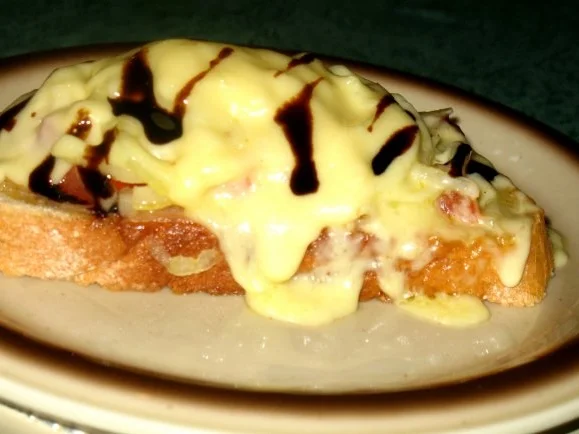 Snack/Brot - Toast mit Tomaten, Zwiebeln und rohem Schinken - Rezept