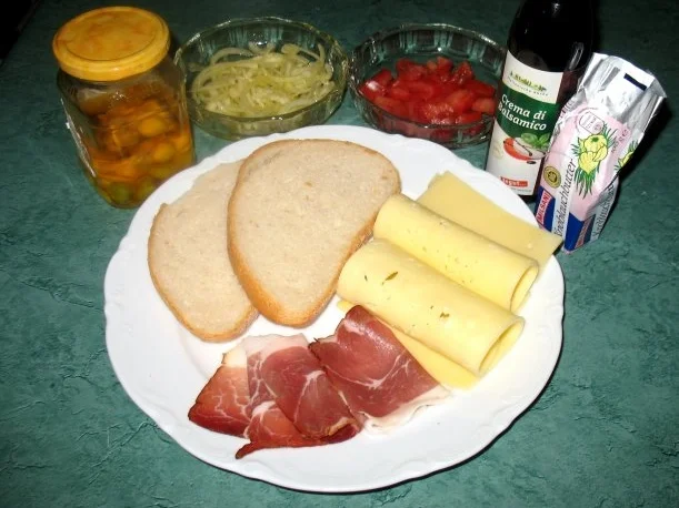 Snack/Brot - Toast mit Tomaten, Zwiebeln und rohem Schinken - Rezept - Bild Nr. 2