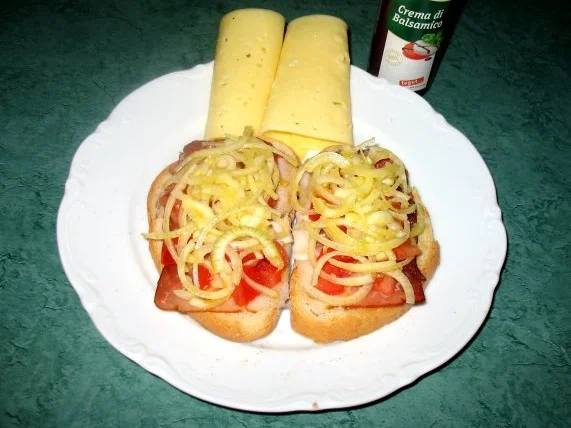 Snack/Brot - Toast mit Tomaten, Zwiebeln und rohem Schinken - Rezept - Bild Nr. 3