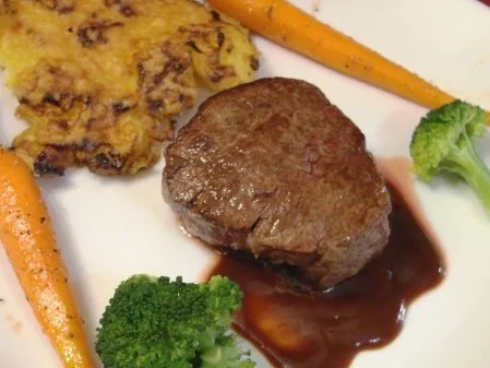 Keitumer Galloway-Filet mit Brokkoli, Honig-Pfeffer-Möhren und Kartoffelgratin - Rezept