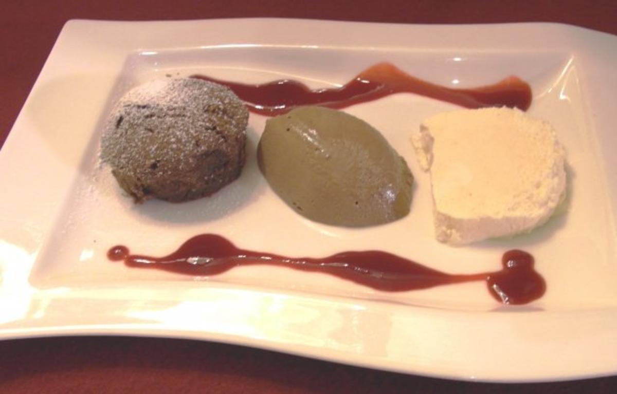 Braune Mousse au Chocolat, weißes Schokoladenparfait und Schokoladen-Tarte - Rezept