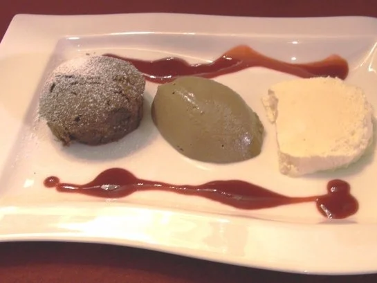 Rezept: Braune Mousse au Chocolat, weißes Schokoladenparfait und Schokoladen-Tarte Braune Mousse au Chocolat, weißes Schokoladenparfait und Schokoladen-Tarte - Rezept