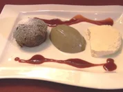 Braune Mousse au Chocolat, weißes Schokoladenparfait und Schokoladen-Tarte - Rezept