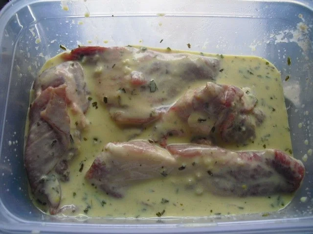 Schweinenacken in Buttermilch-Knoblauch-Marinade - Rezept