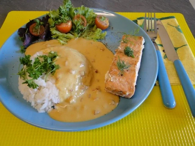 Rezept: Lachs in Senfsauce mit Speck und Reis Lachs in Senfsauce mit Speck und Reis - Rezept