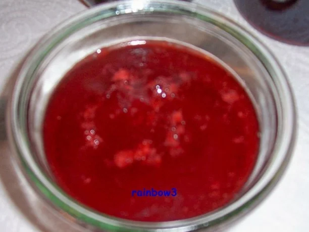 Rezept: Einmachen: Erdbeer-Rhabarber-Gelee Bild Nr. 3 Einmachen: Erdbeer-Rhabarber-Gelee - Rezept - Bild Nr. 3