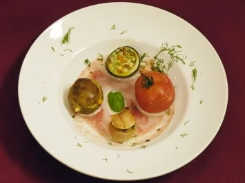 Verschiedene gefüllte Gemüse auf Tomatenschaum (Ole Tillmann) - Rezept