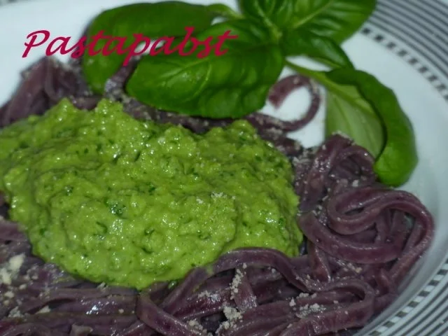 Rezept: Heidelbeerspaghetti mit süssem Pesto Heidelbeerspaghetti mit süssem Pesto - Rezept