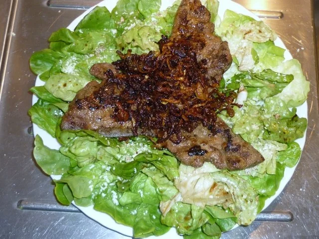 Rinderleber auf Blattsalat - Rezept