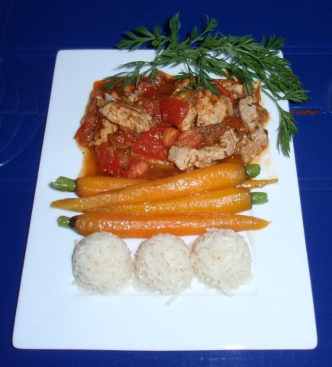 Filetstreifen in Tomatensugo mit glasierten Karotten und Basmatireis - Rezept - Bild Nr. 17