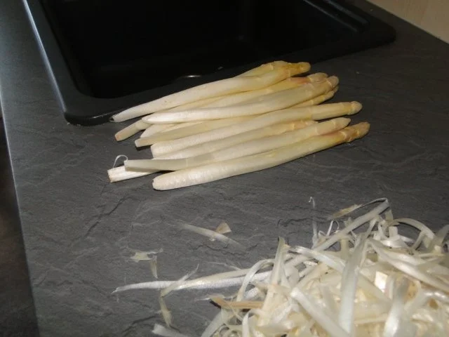 Spargelsalat mit Himbeeren und Himbeeressig, - Rezept - Bild Nr. 2