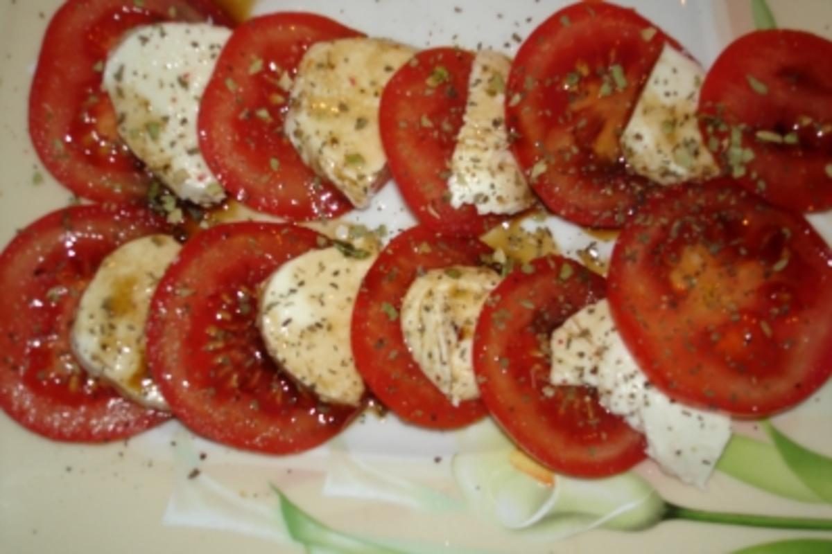 Salat: Mozzarella-Tomaten-Teller als Vorspeise oder Beilage - Rezept