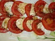 Rezept: Salat: Mozzarella-Tomaten-Teller als Vorspeise oder Beilage Salat: Mozzarella-Tomaten-Teller als Vorspeise oder Beilage - Rezept