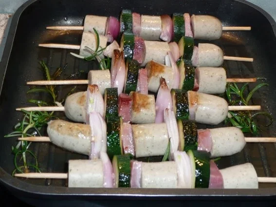 Grillen: Wurstspieße mit gebackenem Kohlrabi und Kräuterkartoffeln - Rezept - Bild Nr. 3