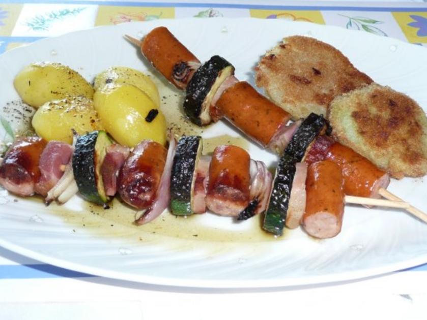 Grillen: Wurstspieße mit gebackenem Kohlrabi und Kräuterkartoffeln ...