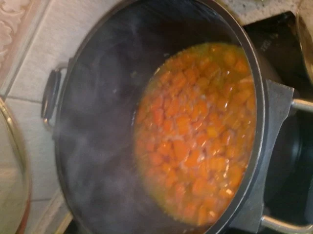 Rezept: Möhrensuppe mit Erdnüssen Bild Nr. 2 Möhrensuppe mit Erdnüssen - Rezept - Bild Nr. 2