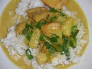 Huhn : Curryhühnchen mit Annanas auf Cocos-Reis - Rezept