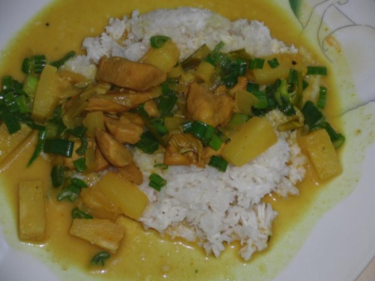 Huhn : Curryhühnchen mit Annanas auf Cocos-Reis - Rezept - Bild Nr. 2