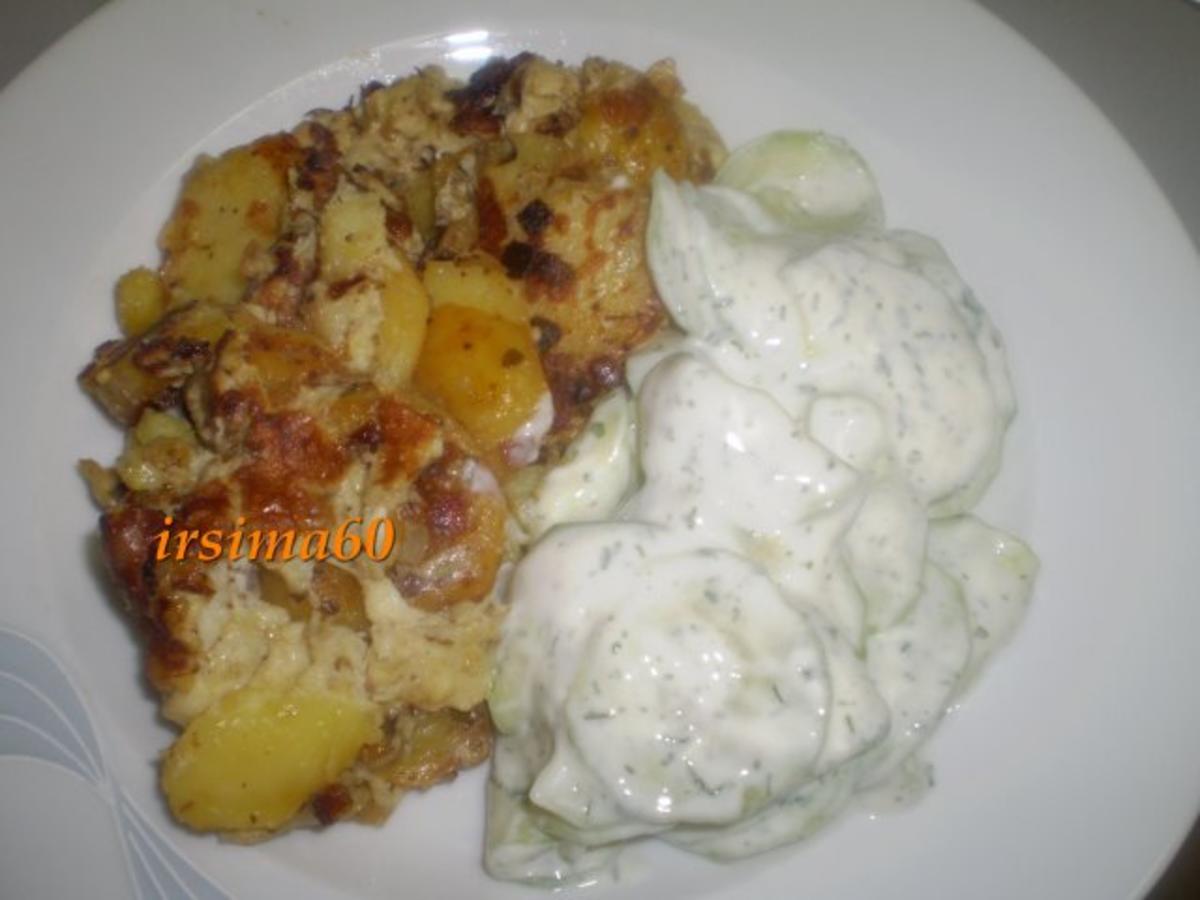 Schmorkartoffeln mit Ei und Gurkensalat - Rezept