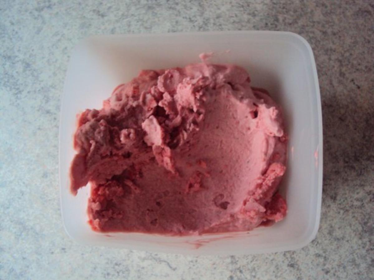 1:12 Eis mit Erdbeeren und Schlagobers im Eiskelch Preis pro Stück ZU1001 