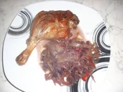Entenkeulen auf rot-weiß-Kraut im Römertopf - Rezept