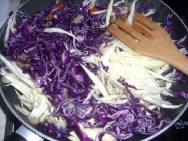 Entenkeulen auf rot-weiß-Kraut im Römertopf - Rezept - Bild Nr. 3