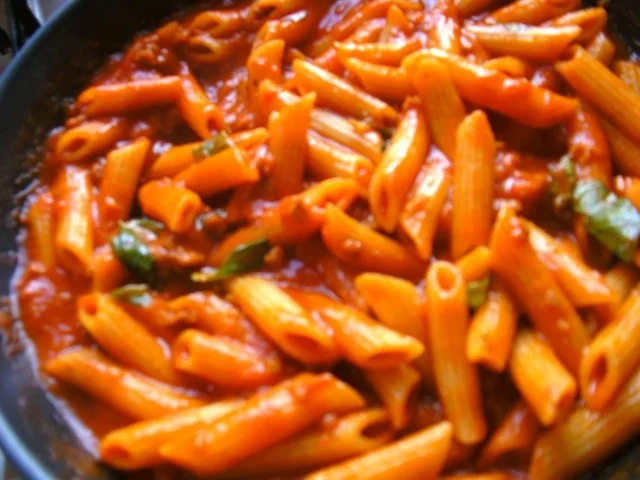 Rezept: Nudeln mit Tomatensoße.. und Mett Bild Nr. 2 Nudeln mit Tomatensoße.. und Mett - Rezept - Bild Nr. 2