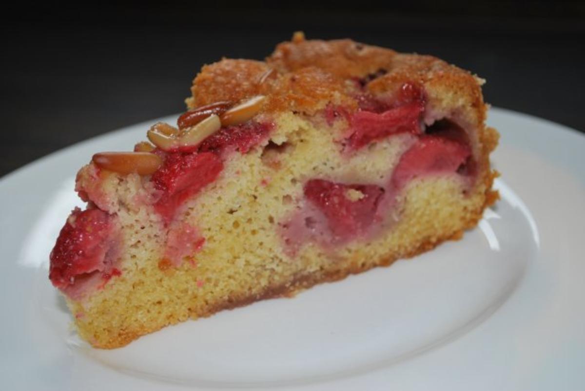 Erdbeerkuchen mit Pinienkernen - Rezept