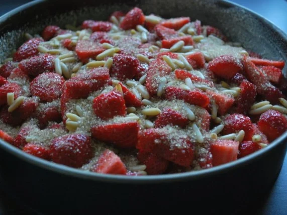 Rezept: Erdbeerkuchen mit Pinienkernen Bild Nr. 3 Erdbeerkuchen mit Pinienkernen - Rezept - Bild Nr. 3