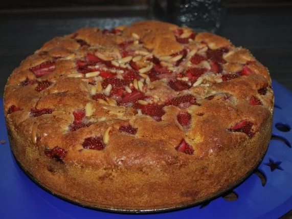 Rezept: Erdbeerkuchen mit Pinienkernen Bild Nr. 4 Erdbeerkuchen mit Pinienkernen - Rezept - Bild Nr. 4