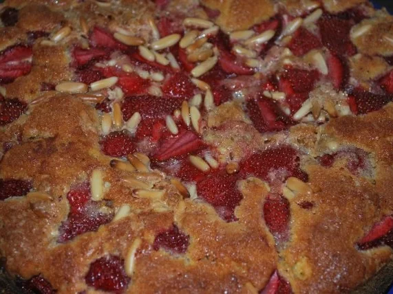 Rezept: Erdbeerkuchen mit Pinienkernen Bild Nr. 5 Erdbeerkuchen mit Pinienkernen - Rezept - Bild Nr. 5