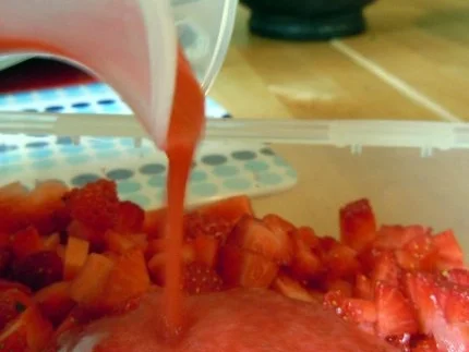 Rezept: Erdbeer-Cremé-Brulée Bild Nr. 2 Erdbeer-Cremé-Brulée - Rezept - Bild Nr. 2