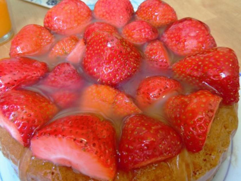 Saftiger Erdbeerkuchen - einfach - 233 kcal/100g