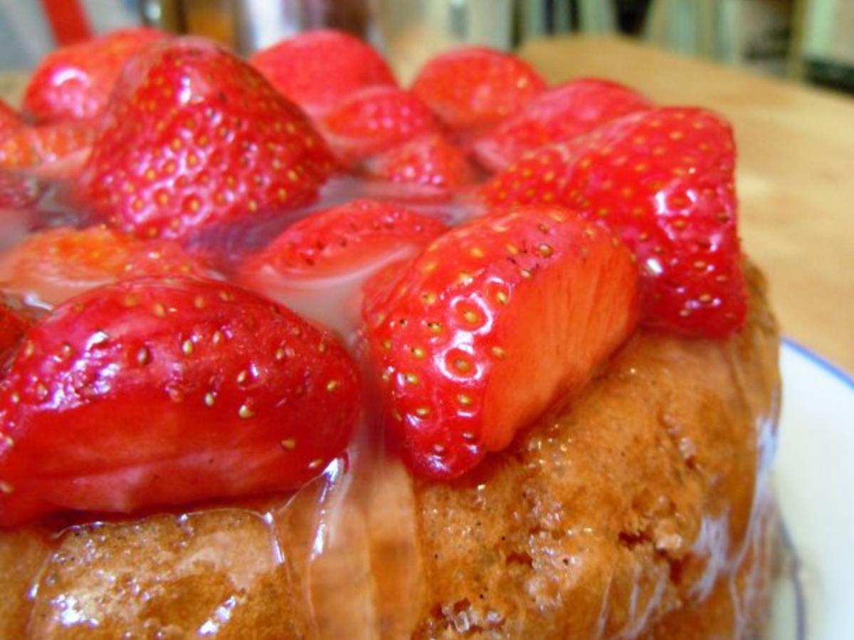 Saftiger Erdbeerkuchen - einfach - 233 kcal/100g