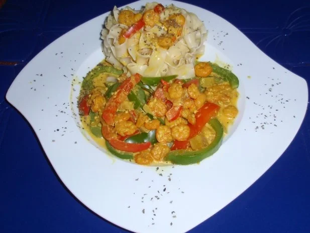 Garnelen-Gemüse-Pfanne mit Bandnudeln - Rezept