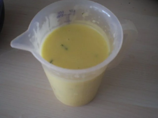 Flüssiger Schokoladenkuchen mit Mandeln an Orangen-Melissen-Sauce - Rezept - Bild Nr. 2