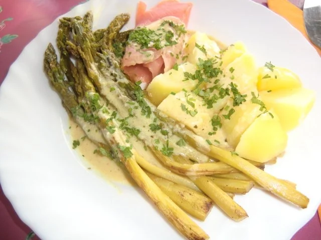 Grüner Spargel mit Lachs und Kartöffelchen an einer Senf-Meerrettich-Sauce - Rezept