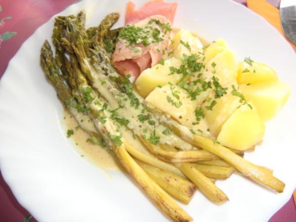 Grüner Spargel mit Lachs und Kartöffelchen an einer Senf-Meerrettich ...