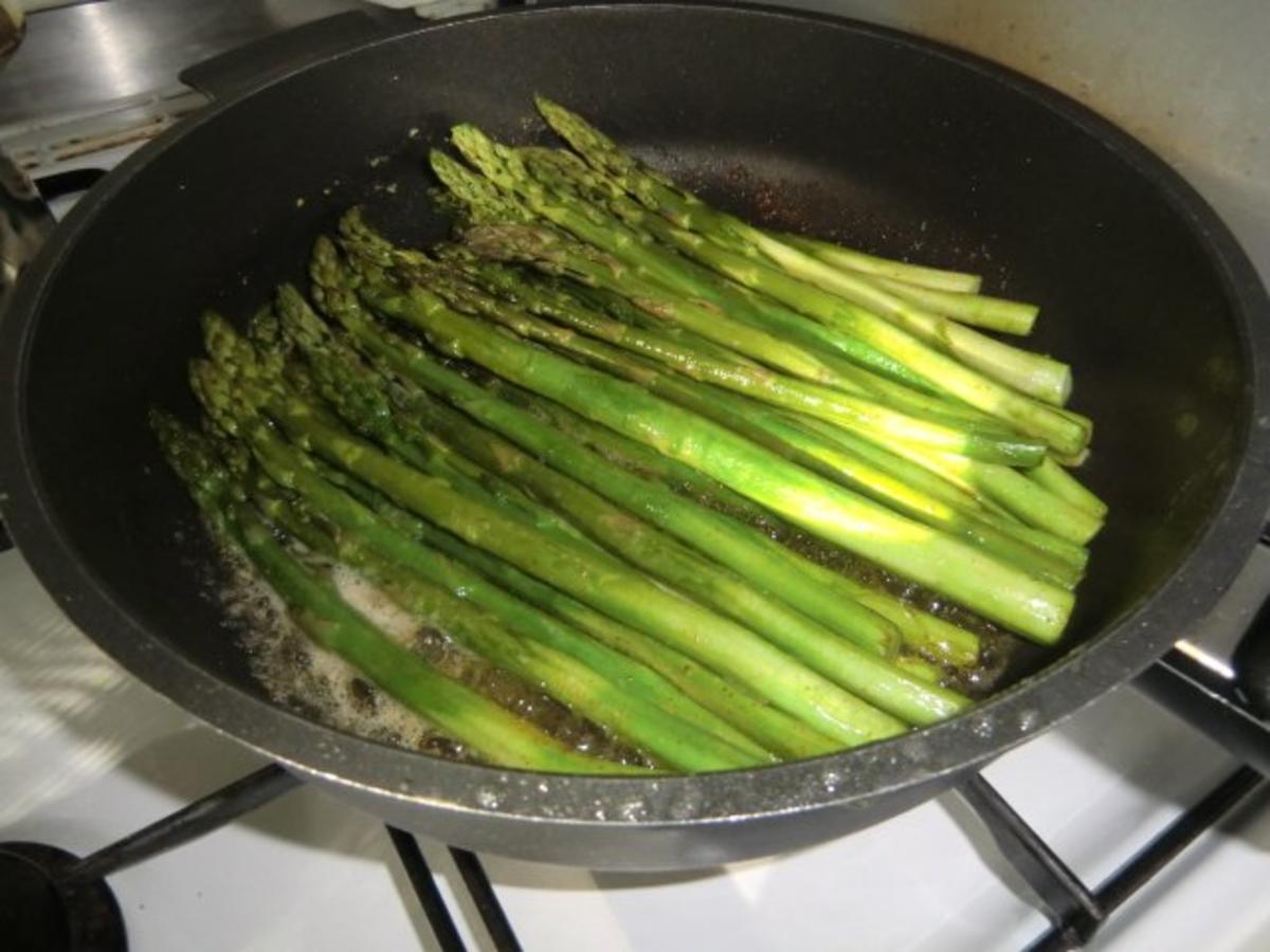 Grüner Spargel mit Lachs und Kartöffelchen an einer Senf-Meerrettich ...