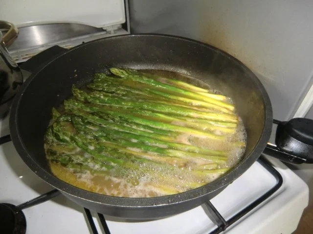 Grüner Spargel mit Lachs und Kartöffelchen an einer Senf-Meerrettich-Sauce - Rezept - Bild Nr. 4