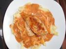 Hähnchenbrust auf Nudeln mit Tomatensoße - Rezept