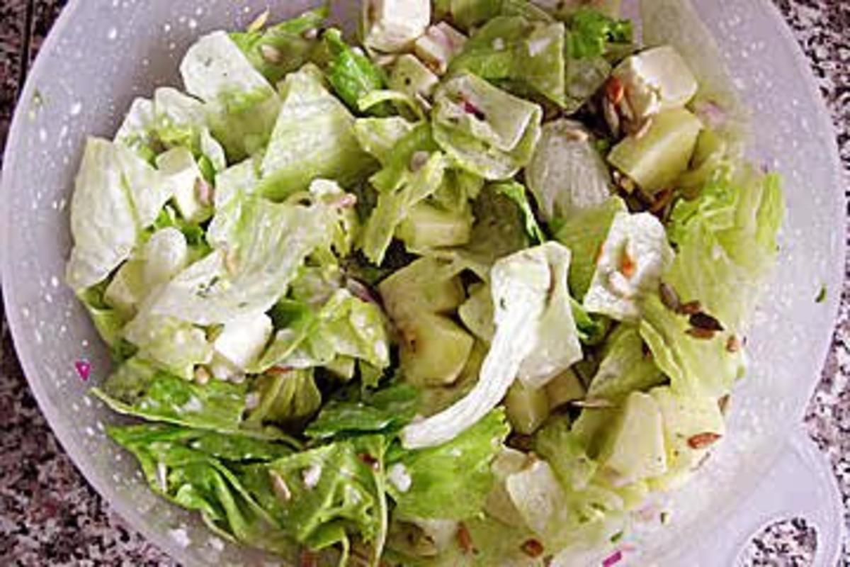 Eisbergsalat mit Apfel - Rezept mit Bild - kochbar.de