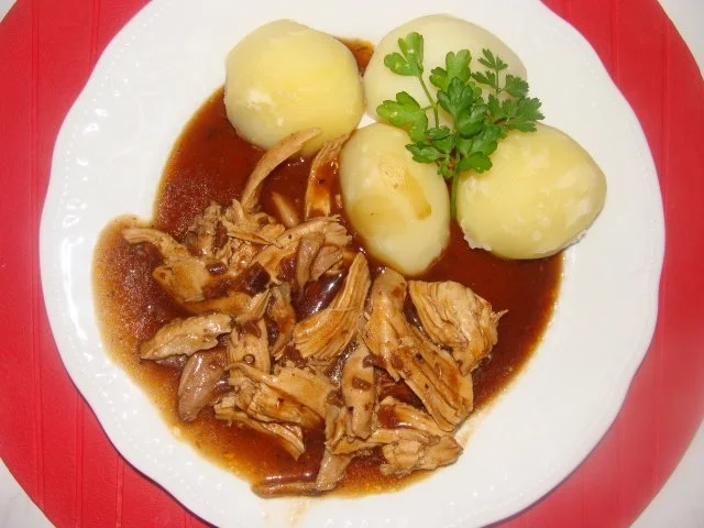 Geflügel : - Gekochtes Huhn in brauner Sauce - - Rezept